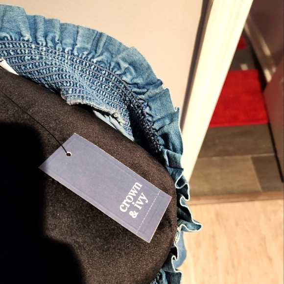 crown & ivy Tops - Crown & Ivy off the shoulder top